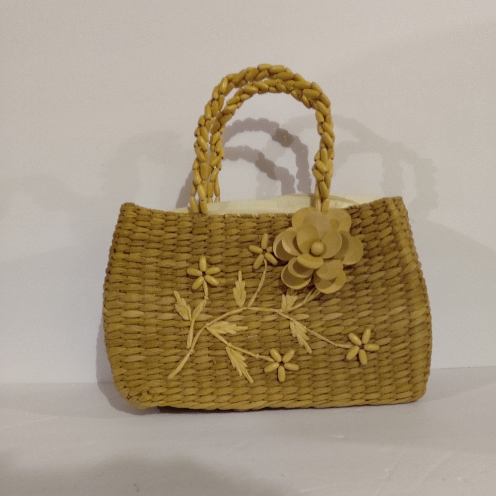 Nine West Straw Ladies Handbag. Wooden Embellishments